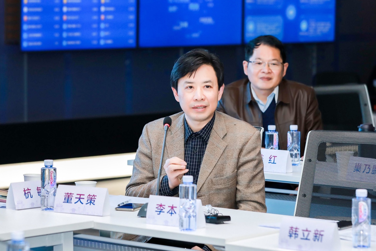 图片包含 桌子, 室内, 人, 前描述已自动生成