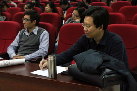 鏂伴椈瀛﹂櫌钁eぉ绛栭櫌闀夸富鎸佹湰璁插骇锛屽闄㈤儴鍒嗚�甯堝拰鍚屽鍒板満鍚搴�jpg