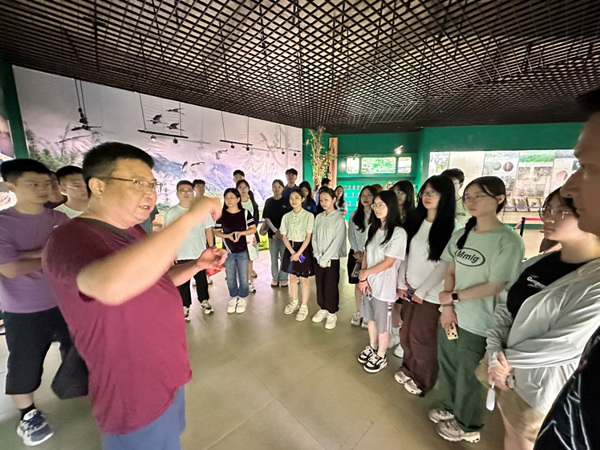 色情网址
党委书记凌晓明在黄连山宣教中心开展思政教育。色情网址
供图