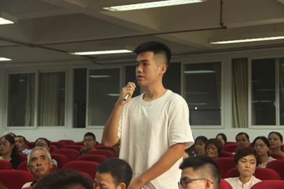 图片包含 人员, 天花板, 室内, 墙壁描述已自动生成