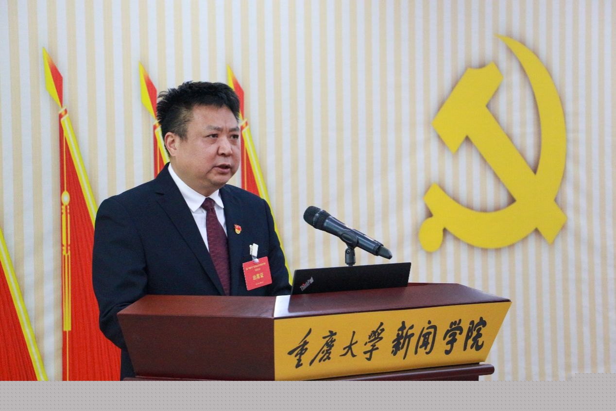 穿着西装笔挺的男子与配字描述已自动生成