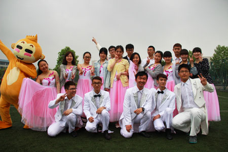 鍙傚姞鍗庡皵鍏硅〃婕斾汉鍛樺悎褰�jpg