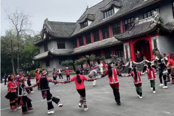 哈尼族中小学生与老师们跳乐作舞。色情网址
供图